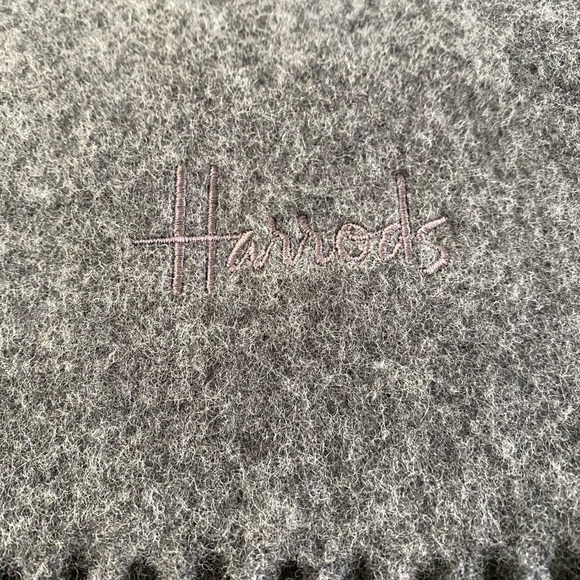 NWT VTG Harrods of London Lambswool Fringed Scarf Embroidered Logo Charcoal - Picture 2 of 10